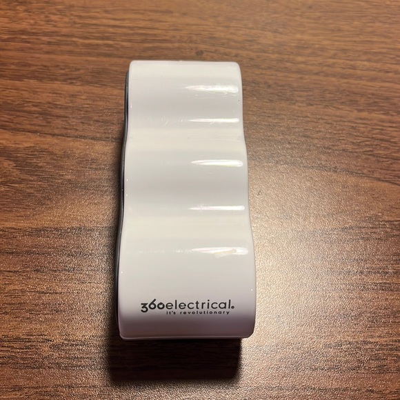 360 electrical mini surge protector 120V with 2 usb and plug outlets - Picture 3 of 8